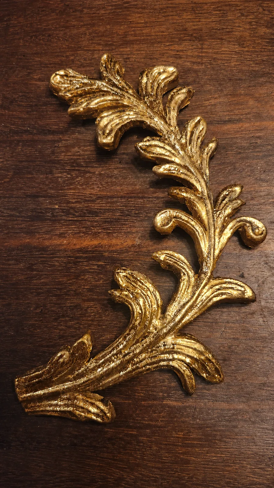 Pieza ornamental limpia con acabado dorado envejecido