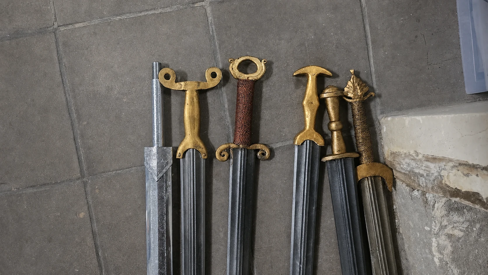 Conjunto de armas de utilería con acabados dorados y oscuros