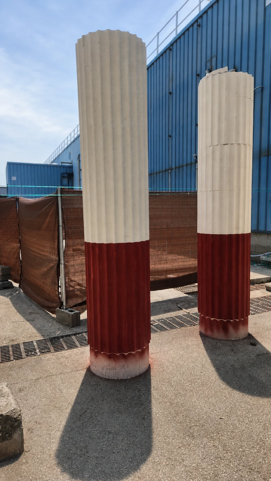 Dos columnas escenográficas modulares de gran formato
