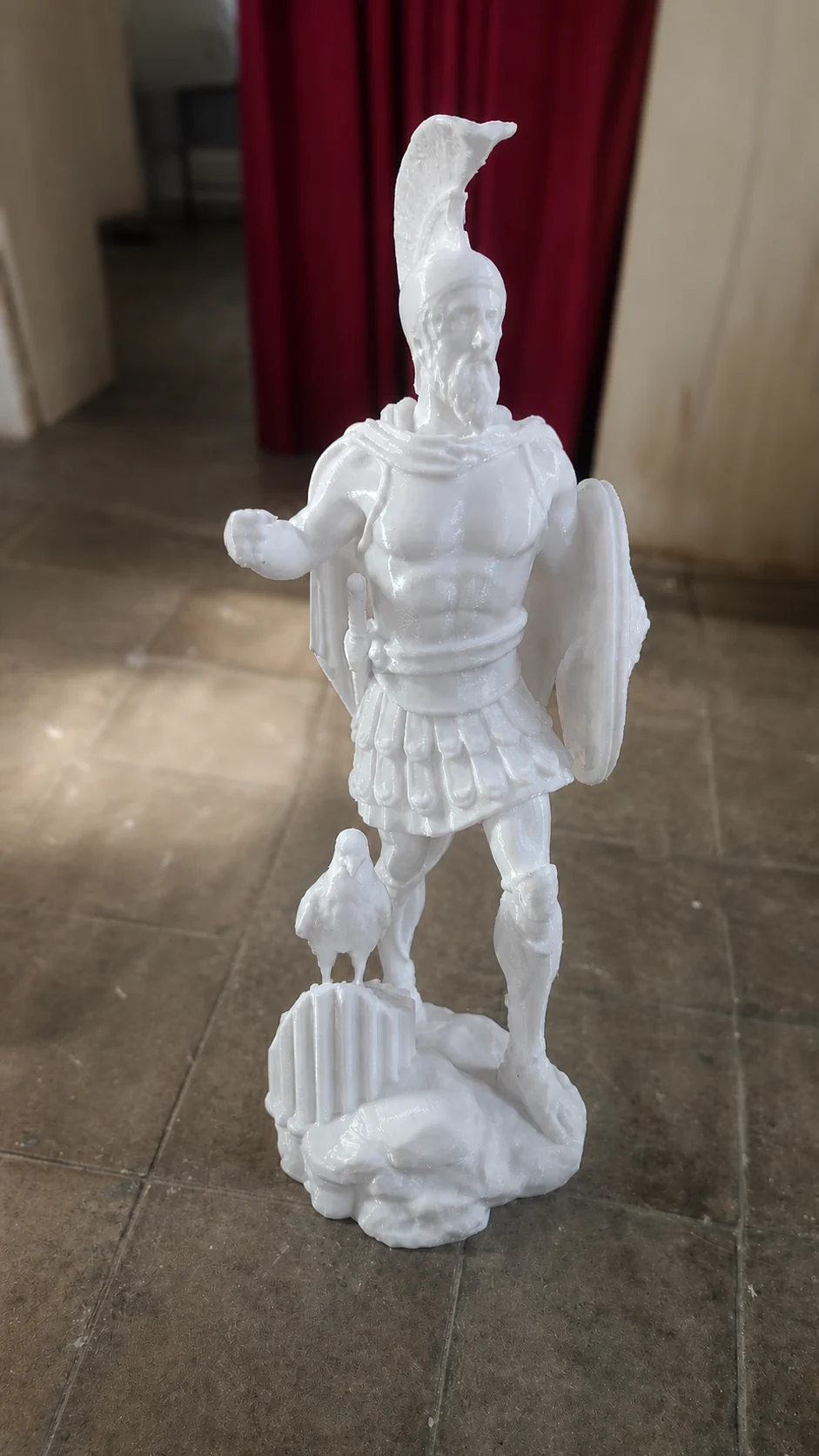 Figura de guerrero recién impresa sobre su base en el taller