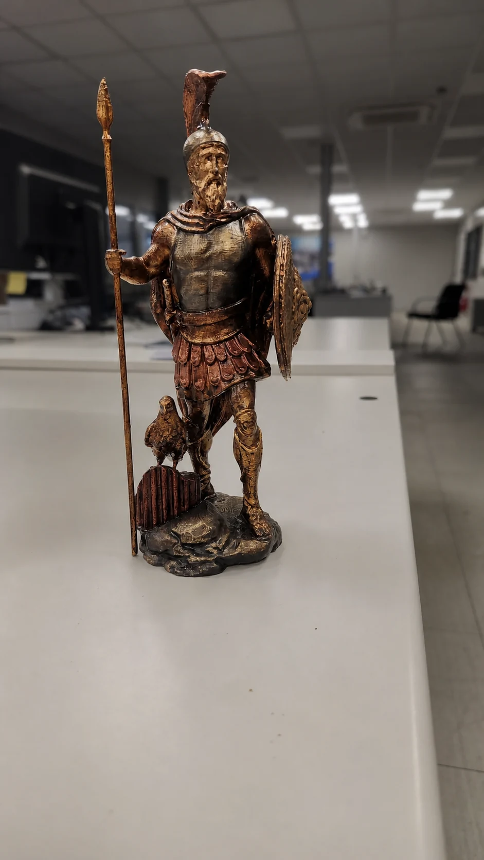 Figura de guerrero terminada con una pátina de aspecto metálico